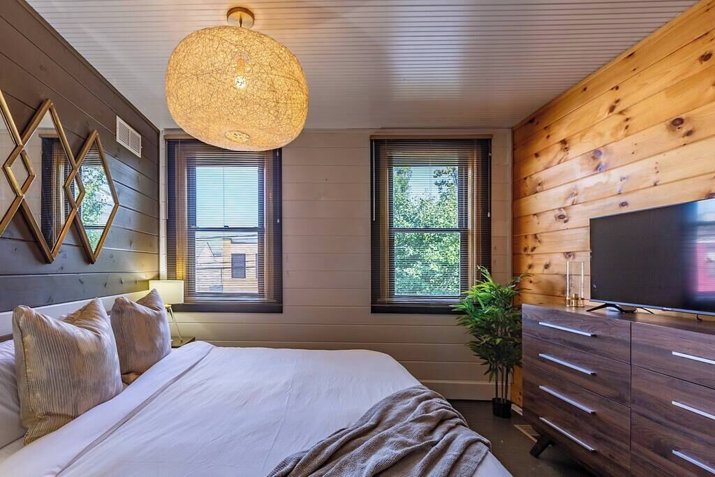 3 bedrooms, desk, iron/ironing board, travel crib