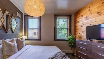 3 habitaciones, escritorio y tabla de planchar con plancha