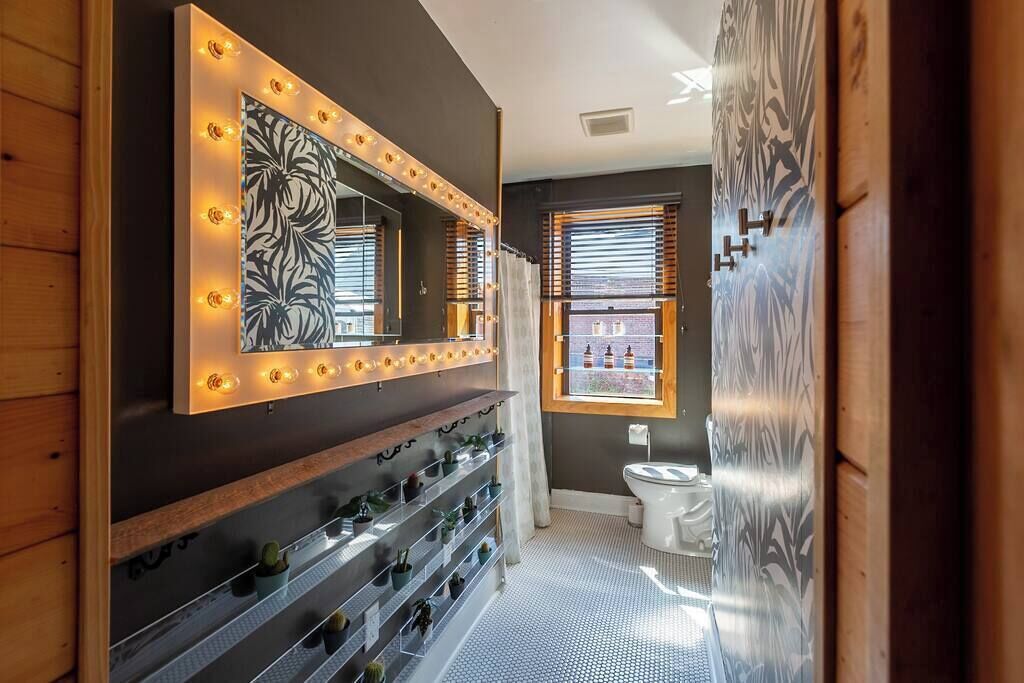 Baignoire, sèche-cheveux, serviettes fournies