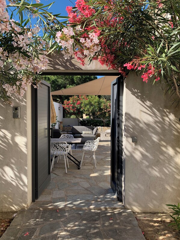 Outdoor dining - Superbe Duplex EN Ville Avec Jardin ET Piscine Privee (L'Île-Rousse)