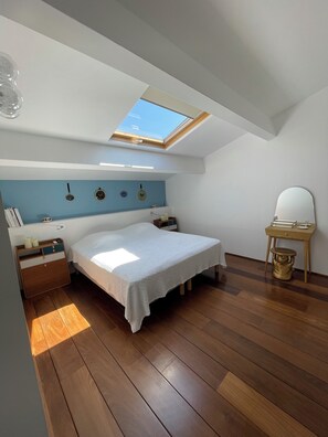 3 slaapkamers, een strijkplank/strijkijzer, gratis wifi, beddengoed