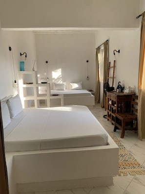 Habitació quàdruple Comfort, vistes a la piscina | 1 dormitori, cortines opaques i habitacions insonoritzades