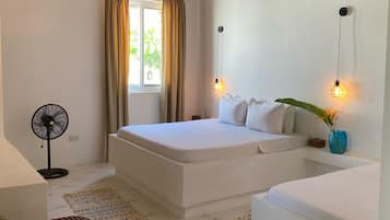 Habitación triple Confort, vistas al jardín | Cortinas opacas y sistema de insonorización