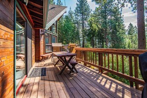 Outdoor dining - Lake Mountain Lodge - Family Time and Adventures (Sandpoint)