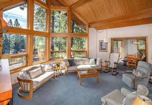 Smart TV, fireplace, DVD player, ping pong - Lake Mountain Lodge - Family Time and Adventures (Sandpoint)