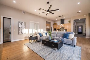 Smart TV, caminetto, tavolo da ping pong