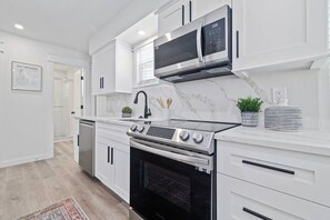 Geladeira, micro-ondas, fogão, cooktop