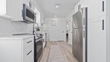 Frigorifero, microonde, forno, piano cottura