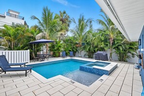 A heated pool - Captain`s Quarters! Bungalow steps from the beach! (Holmes Beach)