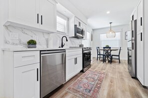 Réfrigérateur, four à micro-ondes, un four, surface de cuisson