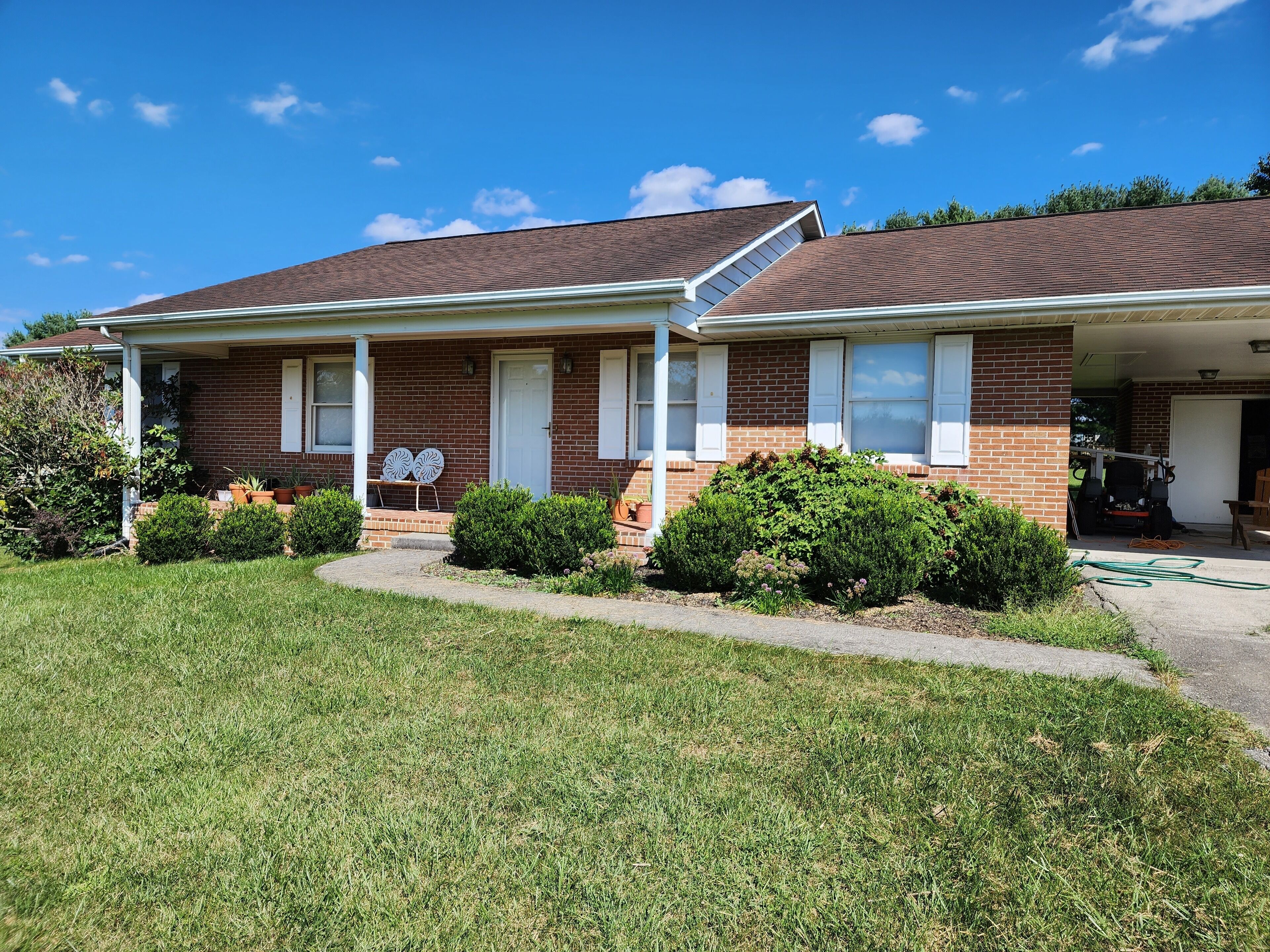 House in Quiet Neighborhood, within 10 minutes of Virginia Tech, Sleeps 6