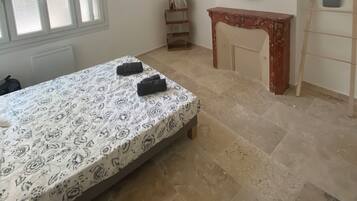 3 slaapkamers, een strijkplank/strijkijzer, gratis wifi, beddengoed