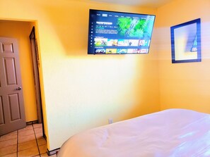 3 bedrooms, desk, free WiFi, bed sheets - White Sands Casita: Your COZY Casita Bliss Getaway! (Alamogordo)
