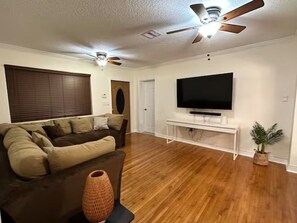 Living area - Hollywood Family Home 4/2 with pool near Hard Rock Stadium & Guitar Hotel (Hollywood)