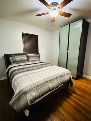 4 bedrooms, iron/ironing board, WiFi, bed sheets