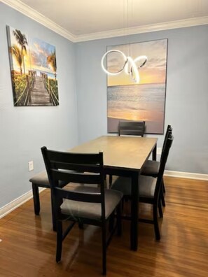 Dining - Hollywood Family Home 4/2 with pool near Hard Rock Stadium & Guitar Hotel (Hollywood)