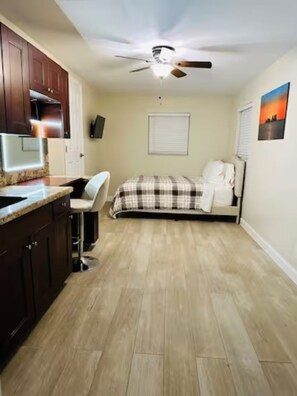 4 bedrooms, iron/ironing board, WiFi, bed sheets - Hollywood Family Home 4/2 with pool near Hard Rock Stadium & Guitar Hotel (Hollywood)