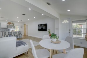 House | Living area | Smart TV, fireplace - Madrina's Cozy 3BR-1BA Spacious Backyard (Fort Lauderdale)