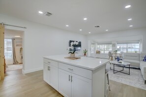 Living area - Madrina's Cozy 3BR-1BA Spacious Backyard (Fort Lauderdale)