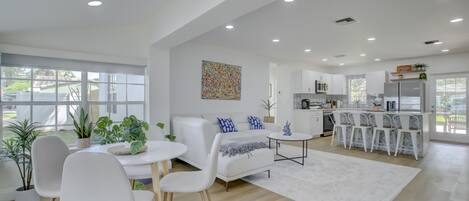 Casa | Área de sala de estar | Smart TV y chimenea