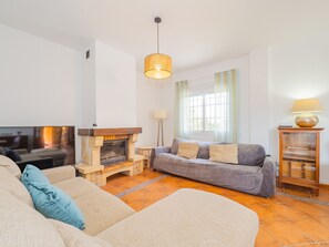 Een televisie en een open haard