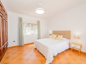 4 slaapkamers, een strijkplank/strijkijzer, gratis wifi, beddengoed