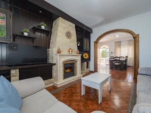 Televisión y chimenea 