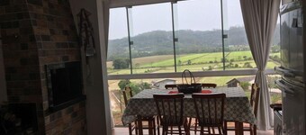 Resida num lugar seguro, agradável e com visual deslumbrante. Aluguel Anual. 