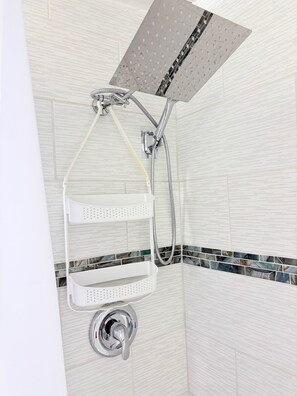 Haartrockner, Handtücher, Seife, Toilettenpapier