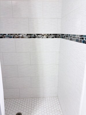 Haartrockner, Handtücher, Seife, Toilettenpapier