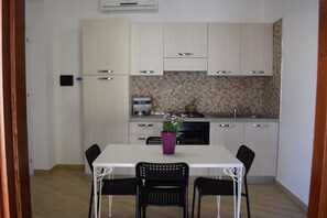 Een magnetron, een oven, een kookplaat, een koffiezetapparaat/waterkoker