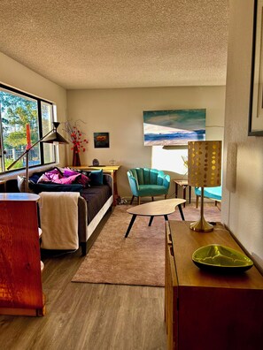 Smart TV, fireplace, books - Peaceful mtn retreat with HUGE deck/ Hot tub, in YLP, just 40 min to Yosemite. (Coarsegold)