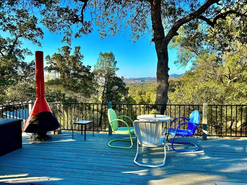 Peaceful mtn retreat with HUGE deck/ Hot tub, in YLP, just 40 min to Yosemite.