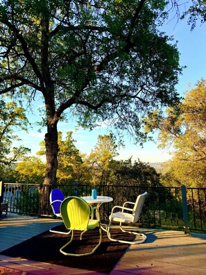 Outdoor dining - Peaceful Mountain retreat with HUGE deck & Hot tub! Just 40 min to Yosemite gate (Coarsegold)
