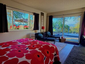 2 bedrooms, desk, iron/ironing board, free WiFi - Peaceful Mountain retreat with HUGE deck & Hot tub! Just 40 min to Yosemite gate (Coarsegold)