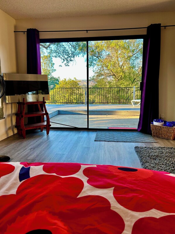 2 soverom, skrivebord, strykejern/-brett og wi-fi (inkludert)