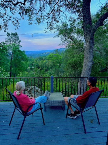 Peaceful Mountain retreat with HUGE deck & Hot tub! Just 40 min to Yosemite NP.