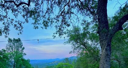 Peaceful Mountain retreat with HUGE deck & Hot tub! Just 40 min to Yosemite NP.