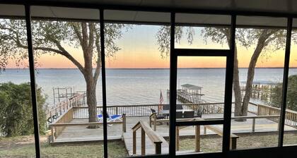 Life is better at the Lake
Lakefront home that sleeps 13!