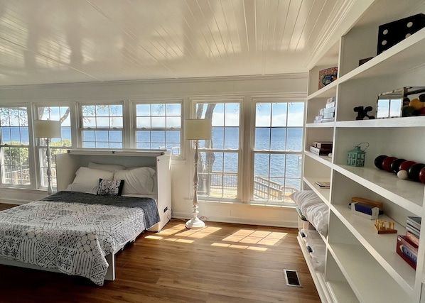 4 bedrooms, desk, travel crib, WiFi