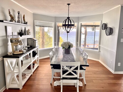 Life is better at the Lake 
Lakefront home that sleeps 13! 
