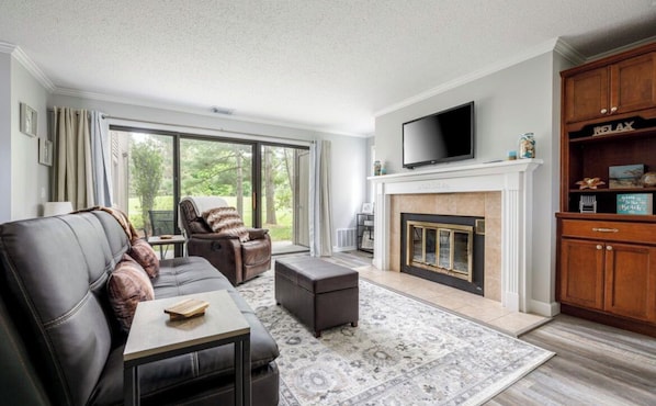 Smart TV, fireplace