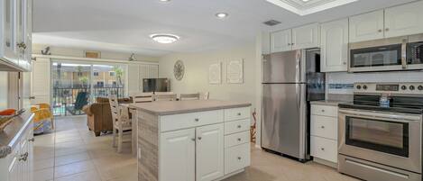 Geladeira, micro-ondas, fogão, cooktop
