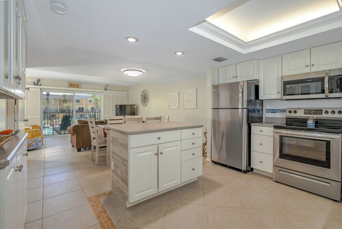 Beach Condo - Oceanfront Gem!