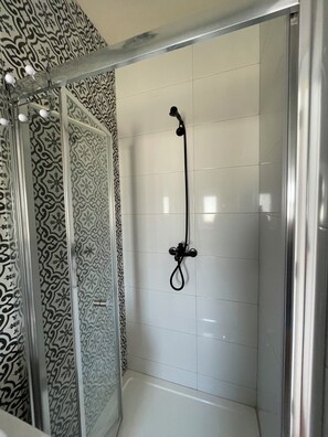Hair dryer, towels, soap, shampoo - House with pool for 10 persons, central yet quiet area (Nadur)