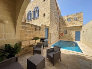 Pool - House with pool for 10 persons, central yet quiet area (Nadur)