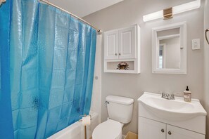 مناشف، صابون، شامبو، ورق حمّام