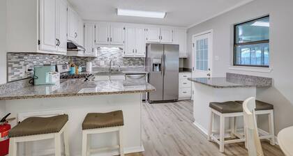 Two min drive to the beach. Close to downtown. Golf cart district