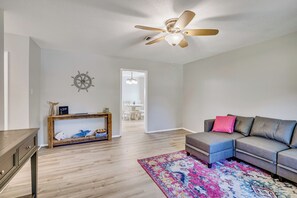 Smart TV - Beautiful beach house in lovely Oceans Springs. A three min drive to East Beach! (Ocean Springs)