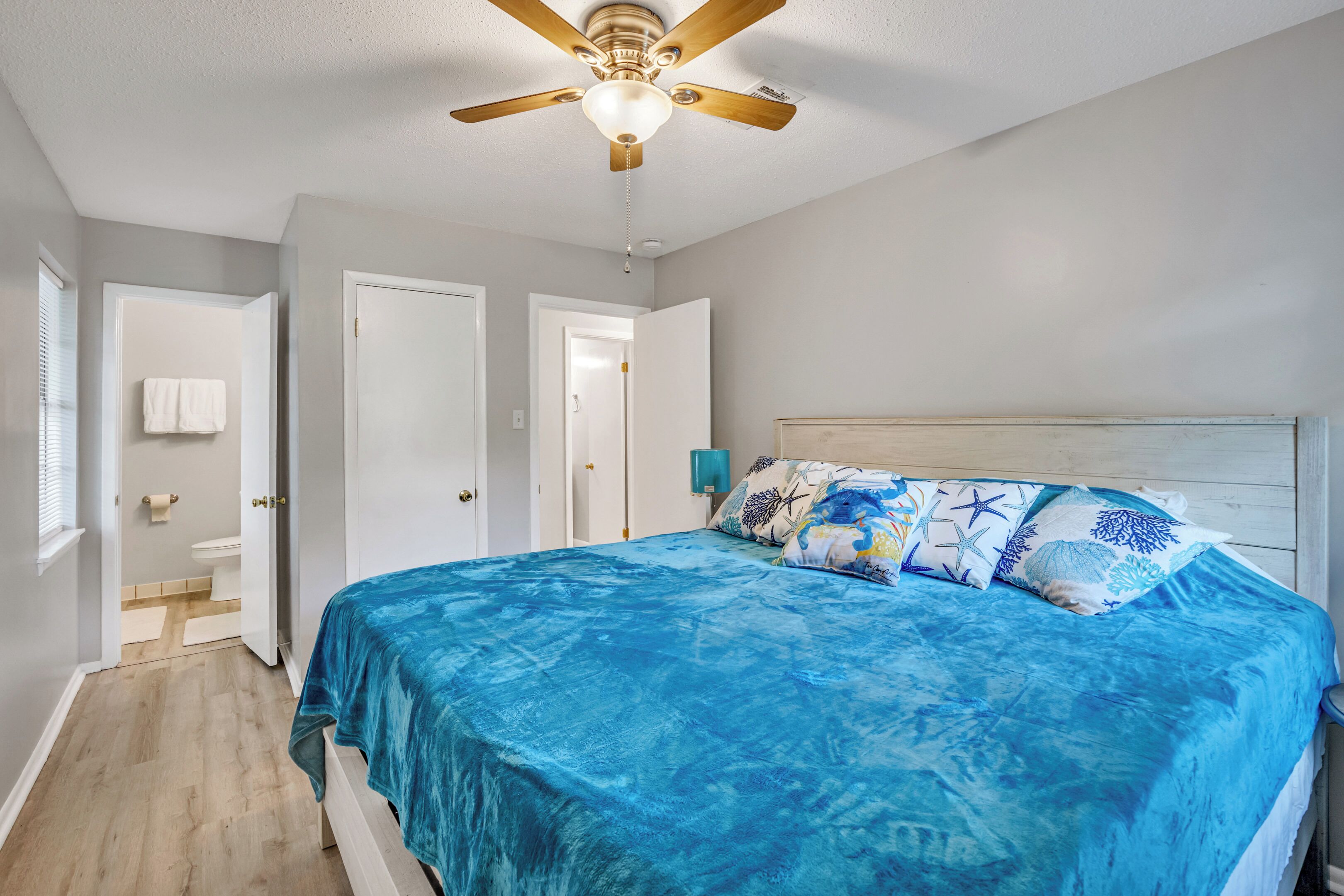 4 bedrooms, desk, WiFi, bed sheets